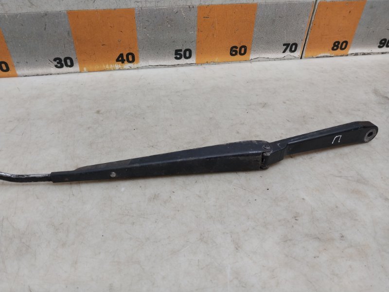 Поводок стеклоочистителя передний правый