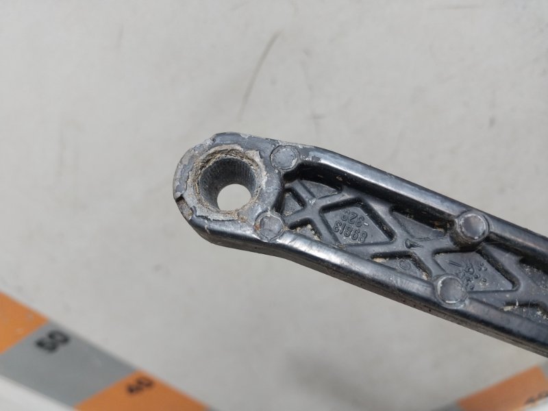 Поводок стеклоочистителя передний правый