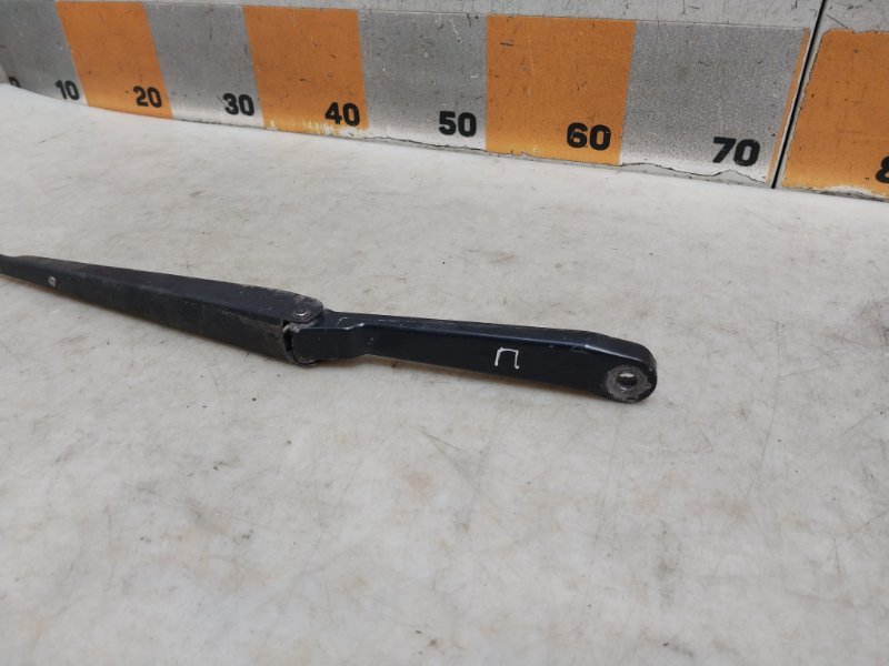 Поводок стеклоочистителя передний правый