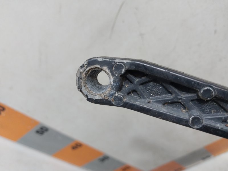 Поводок стеклоочистителя передний правый