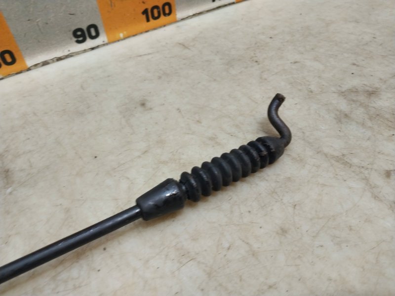 Держатель капота