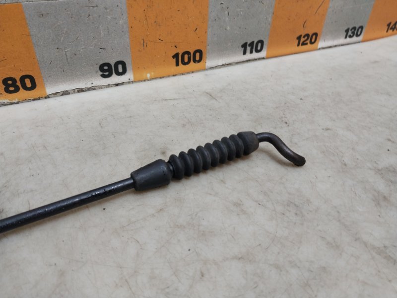 Держатель капота