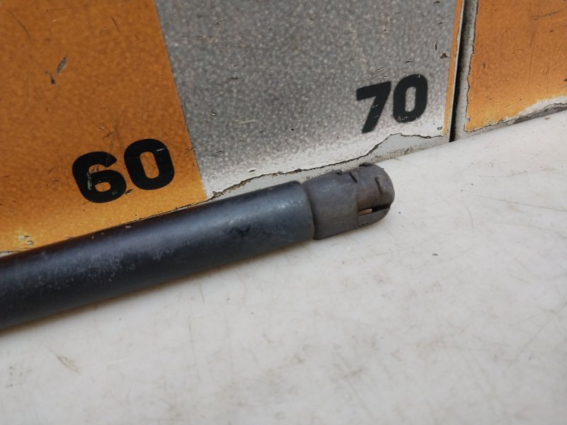 Амортизатор двери багажника