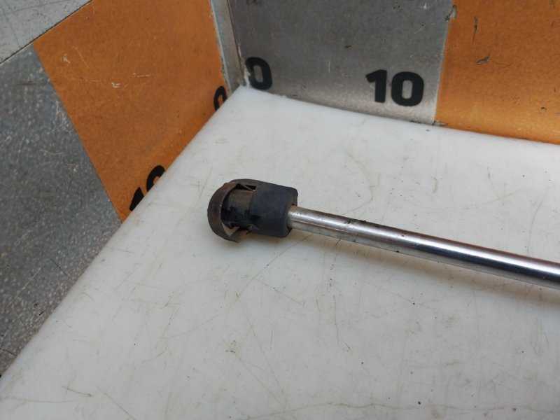 Амортизатор двери багажника