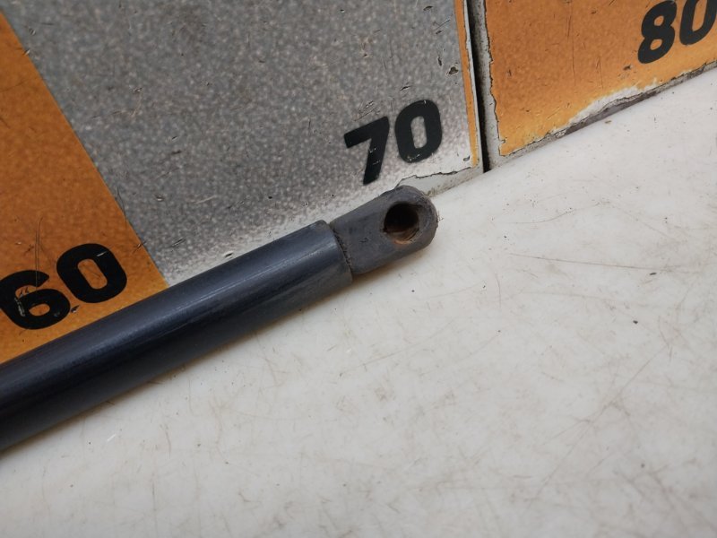 Амортизатор двери багажника