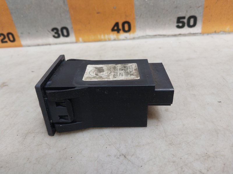 Кнопка обогрева заднего стекла