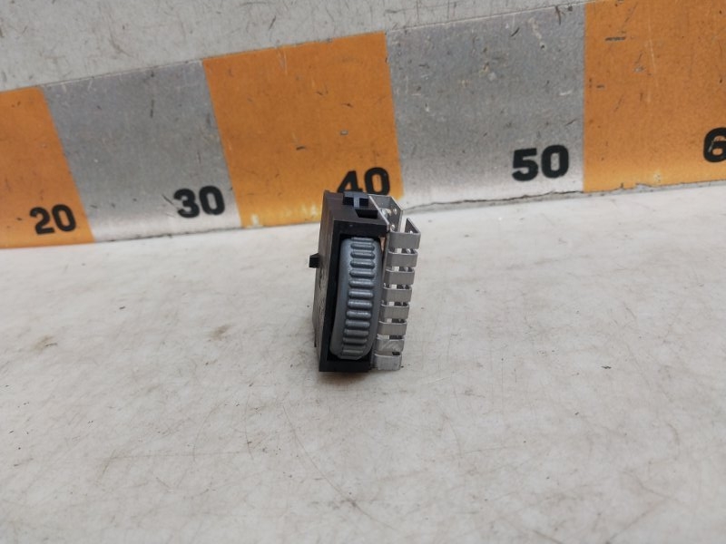 Кнопка корректора фар