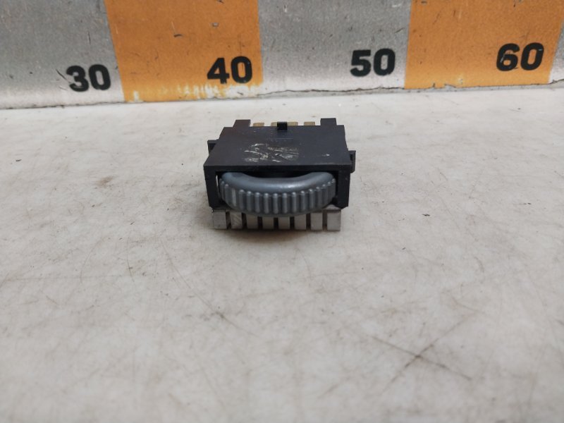 Кнопка корректора фар