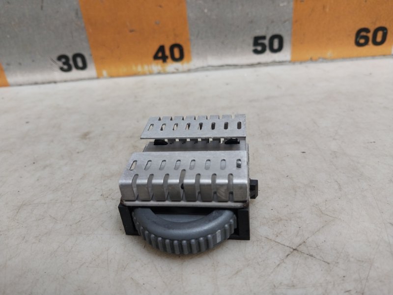 Кнопка корректора фар