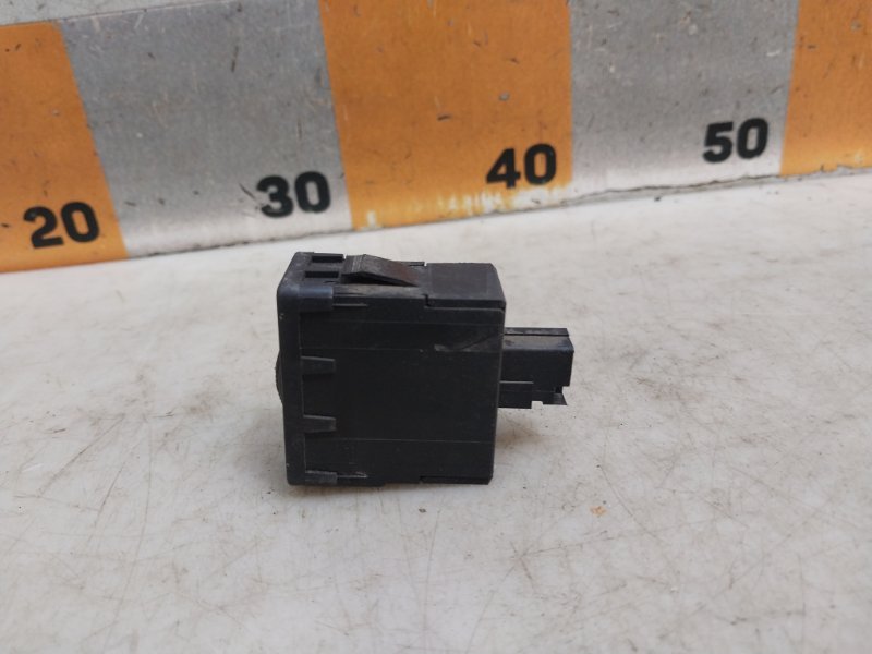 Кнопка корректора фар