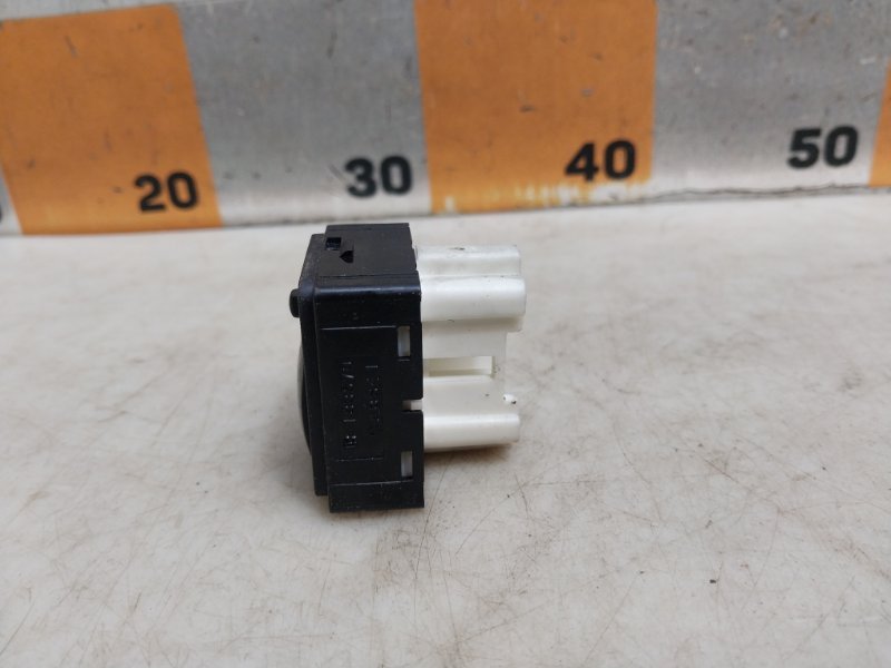 Кнопка регулировки зеркала