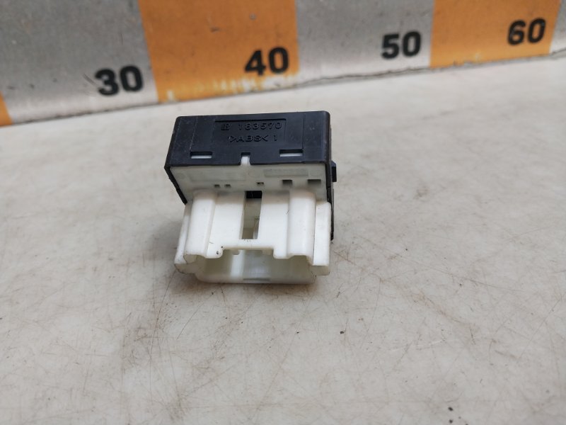 Кнопка регулировки зеркала