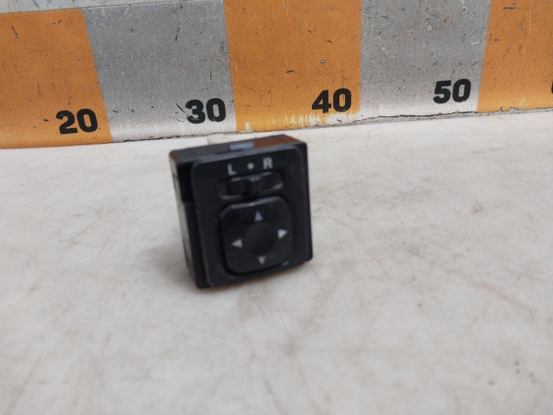 Кнопка регулировки зеркала