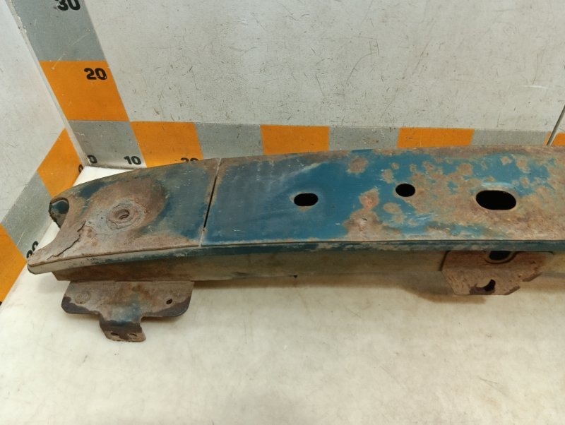 Усилитель переднего бампера