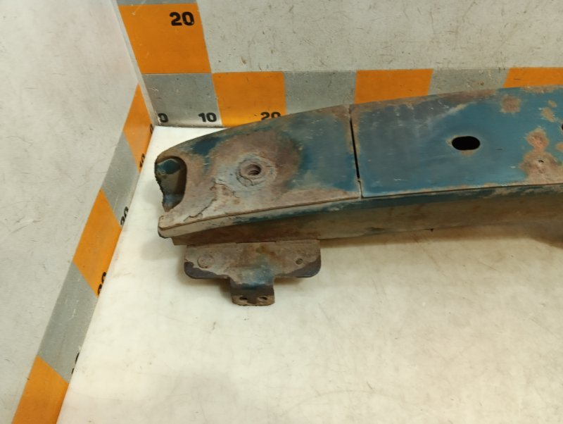 Усилитель переднего бампера