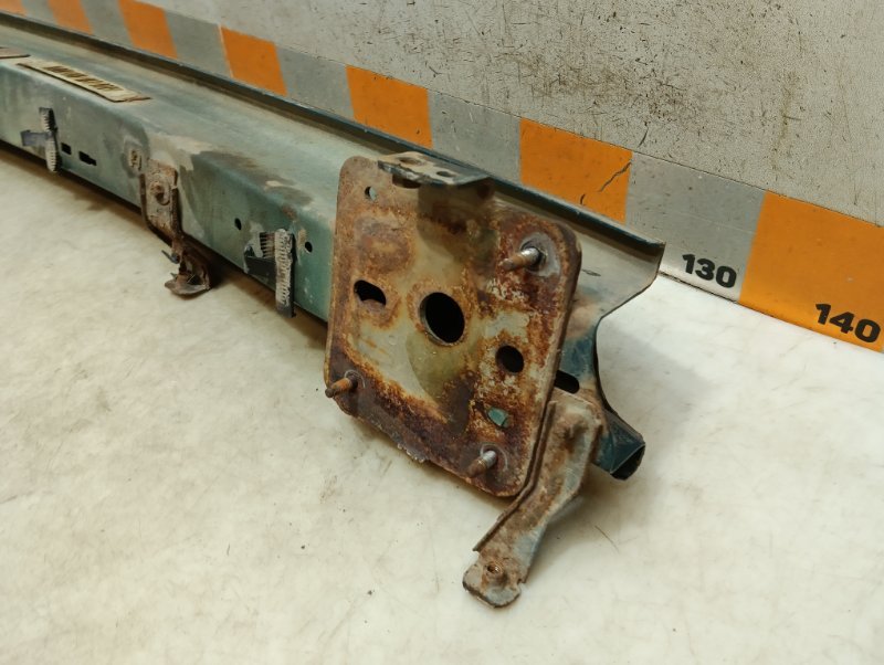 Усилитель переднего бампера