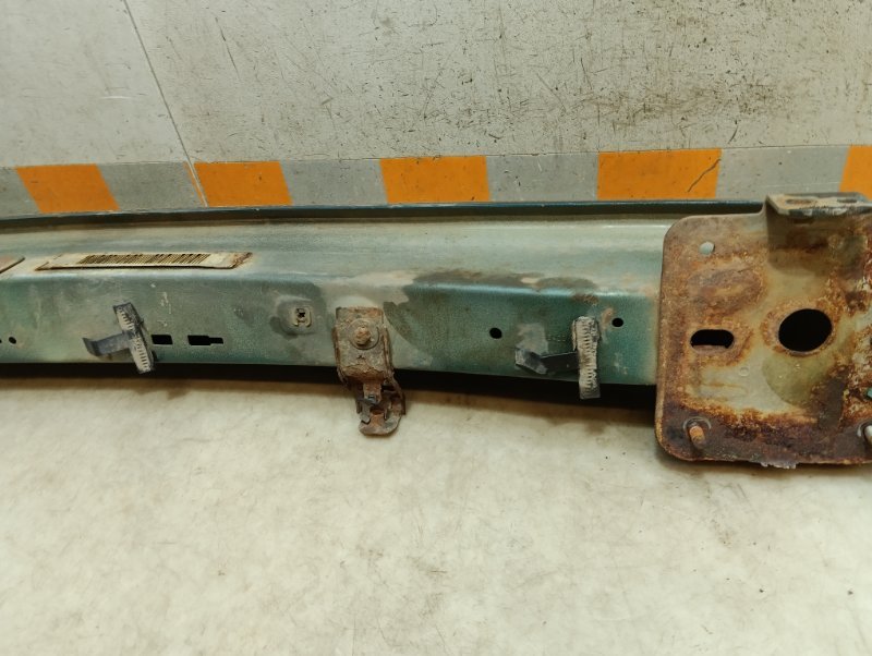 Усилитель переднего бампера