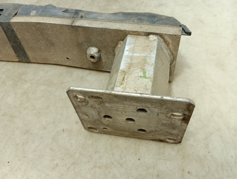 Усилитель переднего бампера