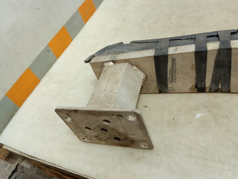 Усилитель переднего бампера