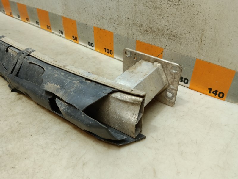 Усилитель переднего бампера