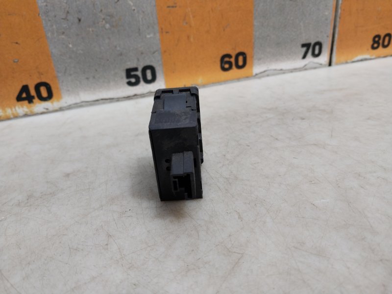 Кнопка корректора фар