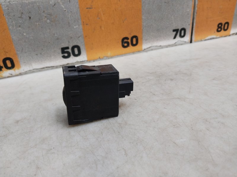 Кнопка корректора фар