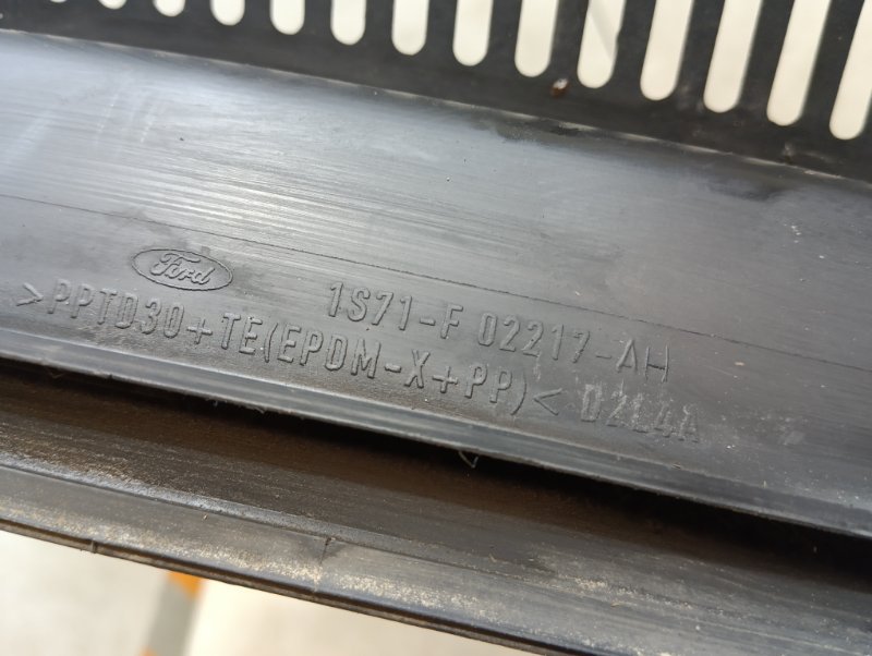 Планка под лобовое стекло