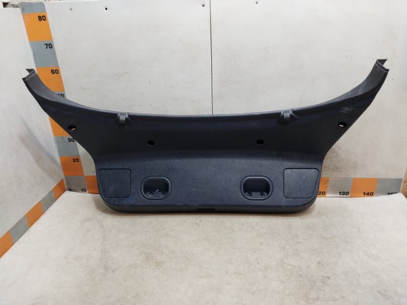 Обшивка двери багажника