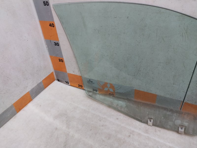 Стекло двери передней левой