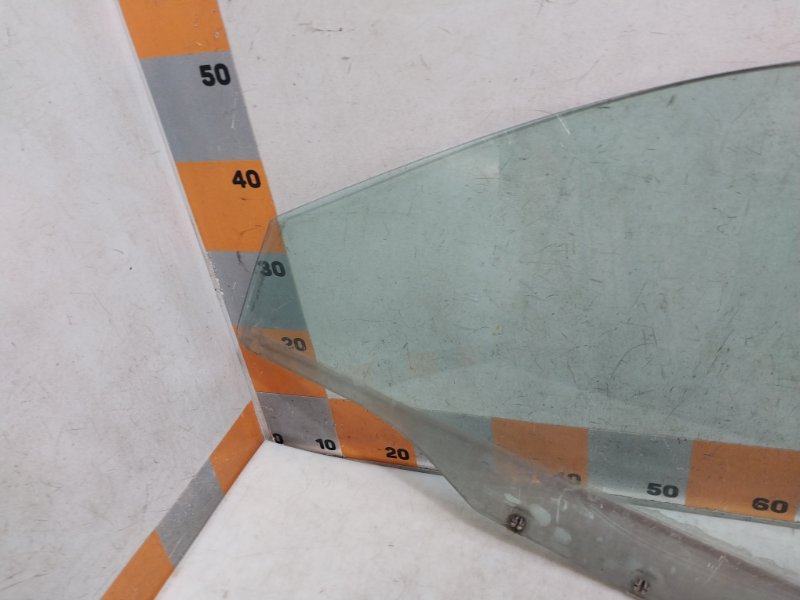 Стекло двери передней левой