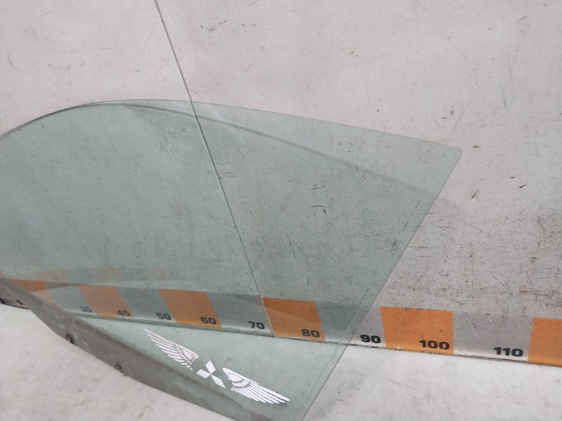 Стекло двери передней левой