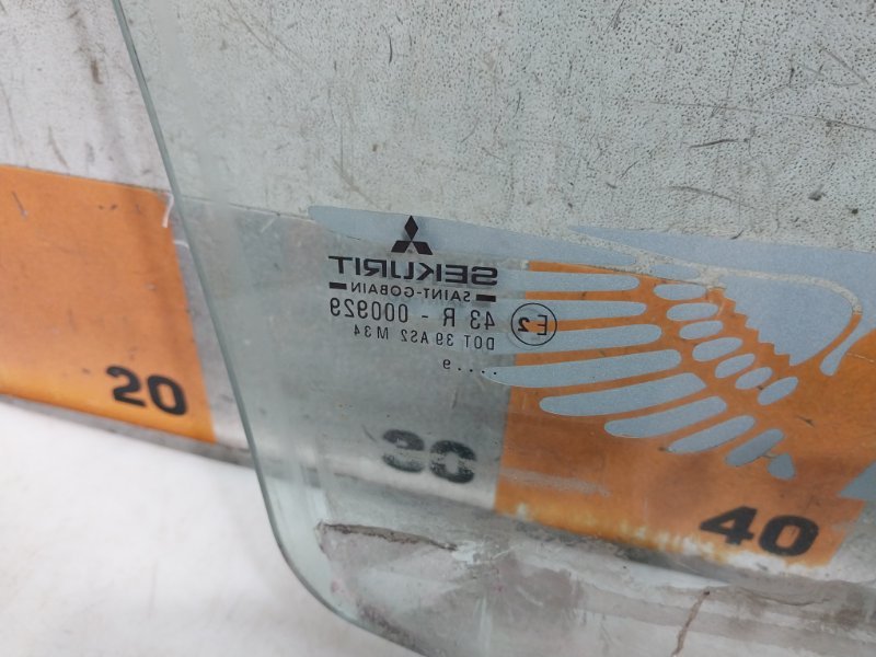 Стекло двери передней левой