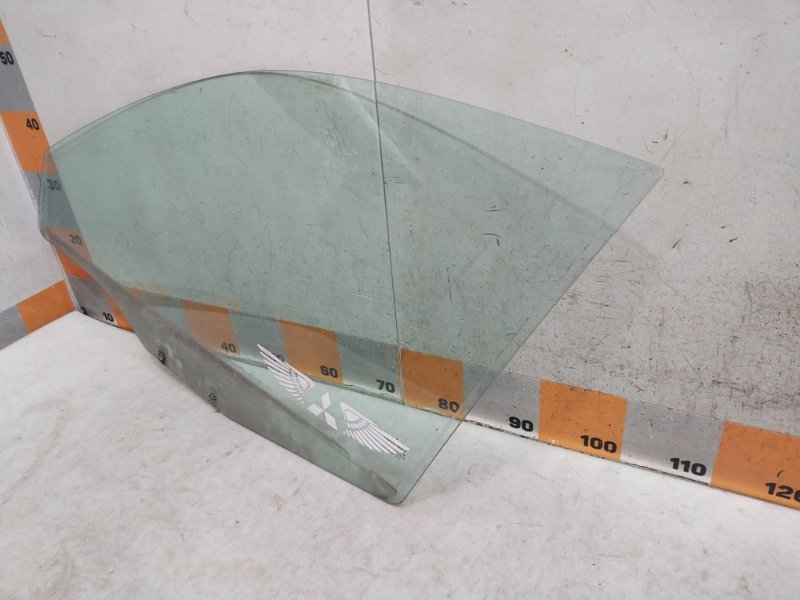 Стекло двери передней левой