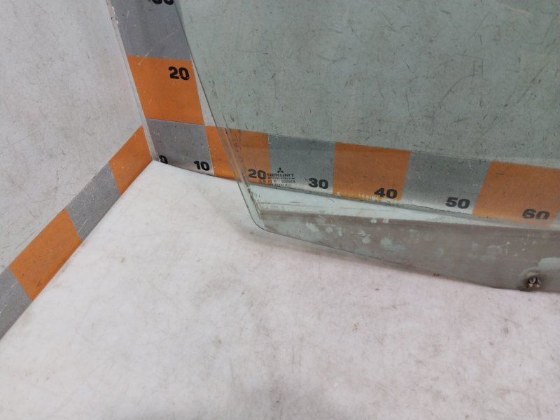 Стекло двери передней правой