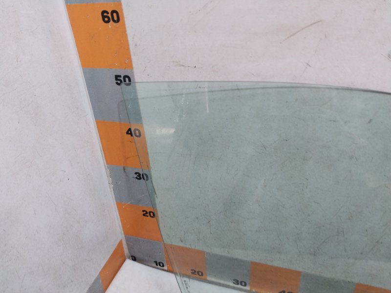 Стекло двери передней правой