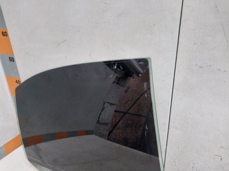 Стекло двери задней правой