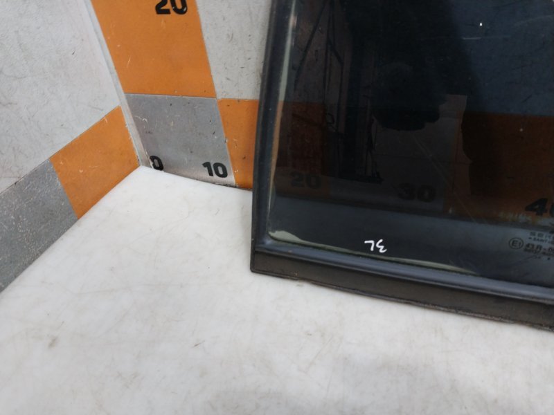 Стекло двери задней левой