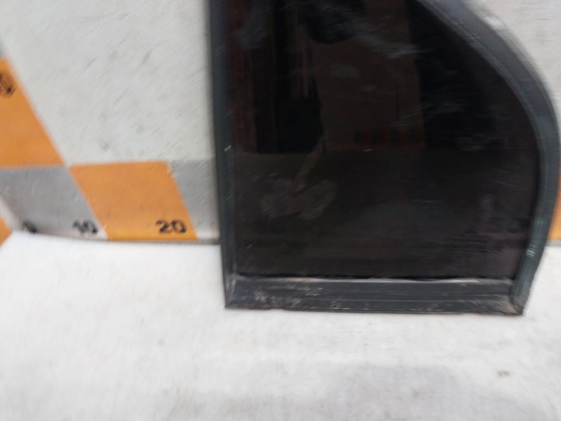 Стекло двери задней правой