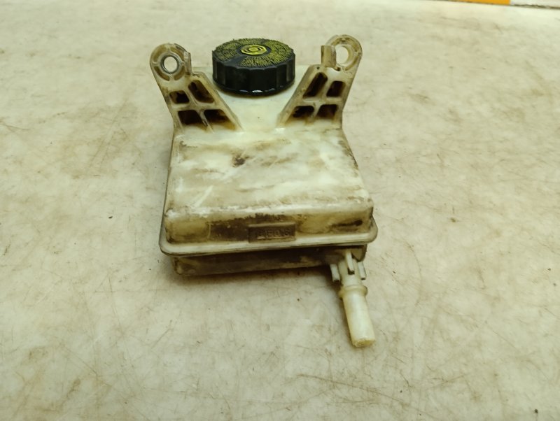 Бачок главного тормозного цилиндра