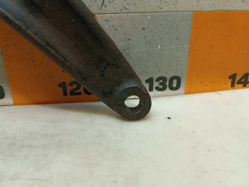 Рычаг передний правый