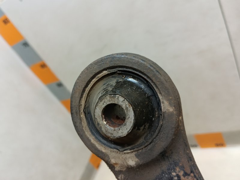 Рычаг передний правый