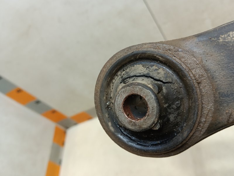 Рычаг передний правый