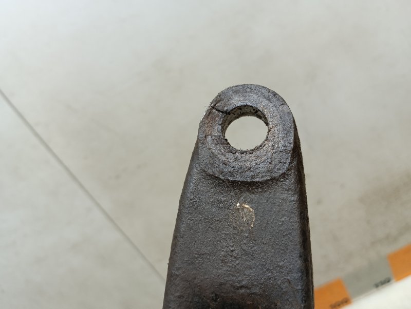 Рычаг передний правый