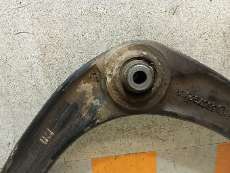 Рычаг передний правый