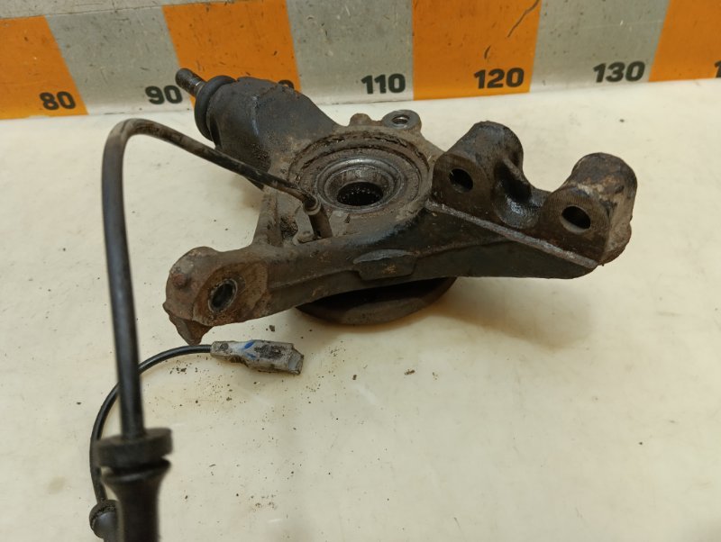 Кулак поворотный передний правый