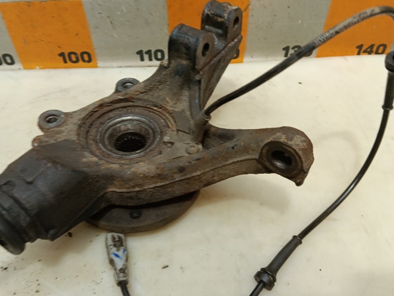 Кулак поворотный передний правый