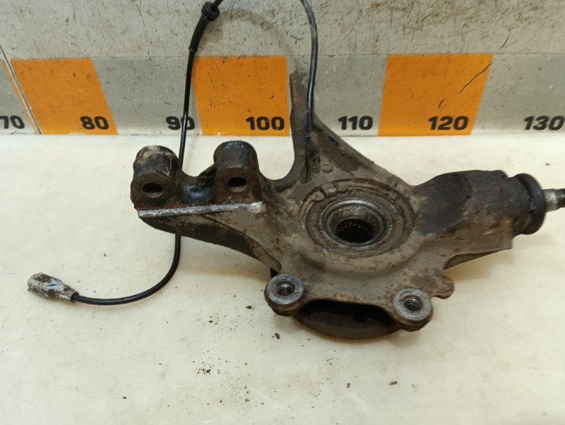 Кулак поворотный передний правый