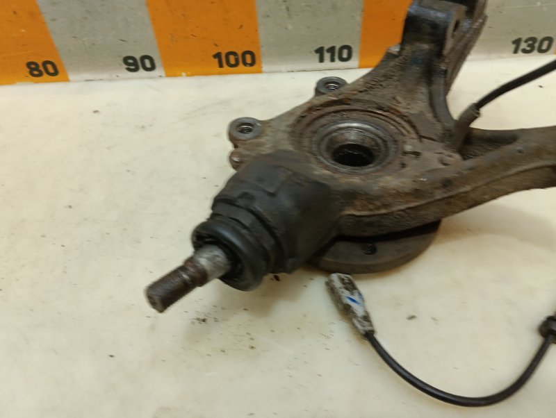 Кулак поворотный передний правый