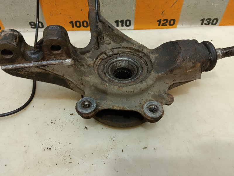 Кулак поворотный передний правый