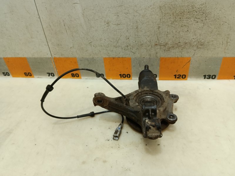 Кулак поворотный передний правый